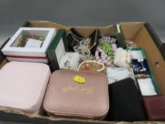 A tray of assorted costume jewellery to include necklaces etc