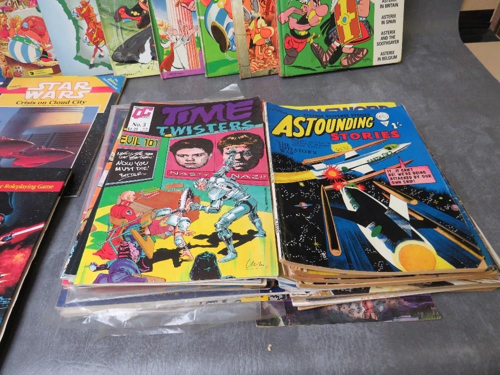 BOX CONTAINING OVER THIRTY MIXED VINTAGE COMICS/MAGAZINES, ten Star Wars books/magazines and - Image 2 of 5