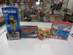 A SELECTION OF TOYS TO INCLUDE VINTAGE POLAR LIGHTS 1:25 SCALE BATBOAT, Homme Marchantde Space