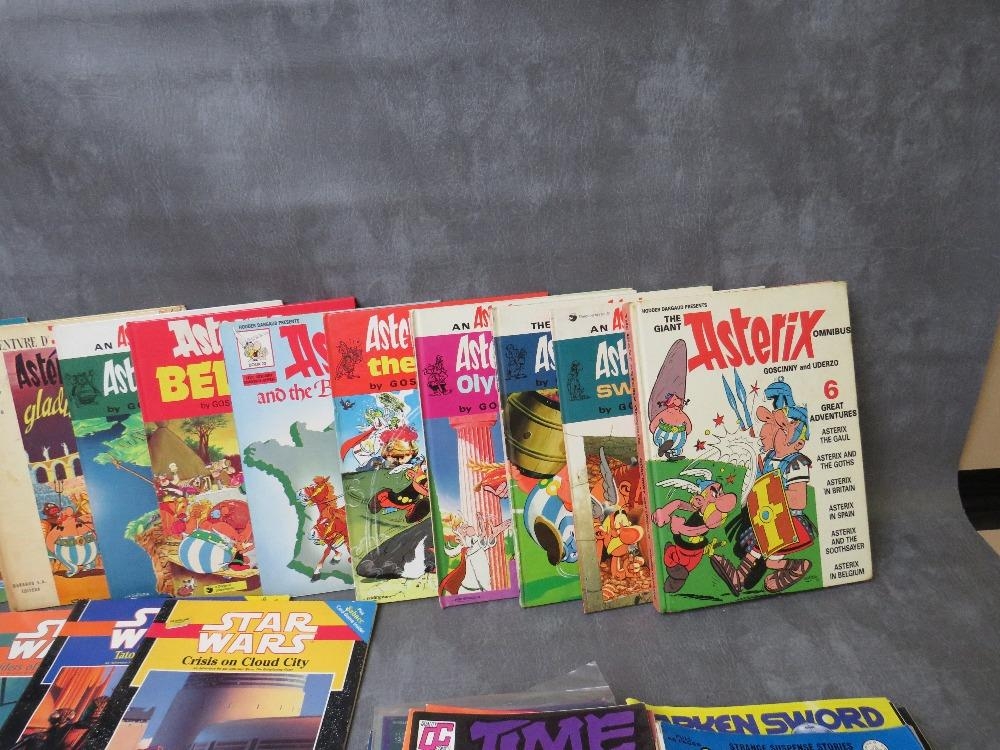 BOX CONTAINING OVER THIRTY MIXED VINTAGE COMICS/MAGAZINES, ten Star Wars books/magazines and - Image 5 of 5
