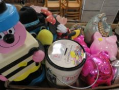 A tray of assorted collectable money boxes and piggy banks