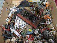 A tray of assorted vintage model Star Wars figures etc