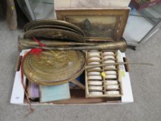 A tray of assorted collectables to include vintage cigarette cards etc