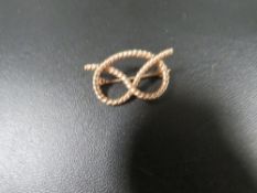 A hallmarked 9 carat gold hand-made Staffordshire knot brooch approx. weight 3.5g