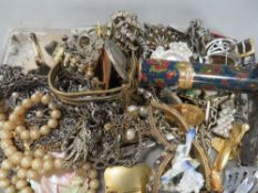 A tray of assorted costume jewellery