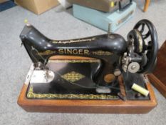A vintage cased singer sewing machine Y1483096