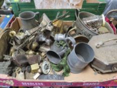 A tray of assorted metal ware to include a small collection of vintage keys
