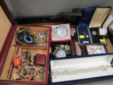 A tray of assorted costume jewellery