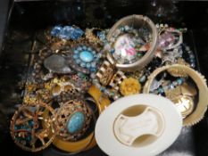 A tray of assorted costume jewellery to include bangles and brooches