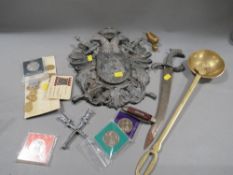 A tray of collectables to include Georgian style tokens