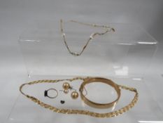 A tray of 9 carat gold and yellow metal jewellery etc to include a 9ct bead choker necklace etc