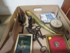 A tray of assorted collectables to include an Eastern style articulated brass fish, old keys, carved