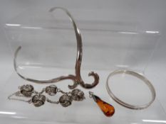 A silver collarette, bangle, bracelet and amber pendant (4)
