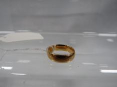 A hallmarked 22 carat gold wedding band approx. weight 6.9g