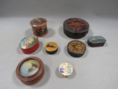 A small tray containing 8 vintage decorative pill and snuff boxes