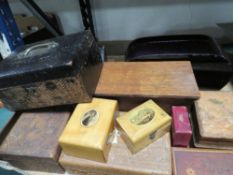 A tray of assorted treen boxes etc