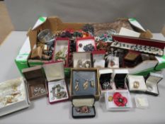 A tray of costume jewellery