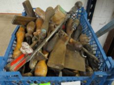 A tray / selection of vintage woodworking hand tools