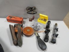A tray of assorted collectables to include gun sights, tape measure etc
