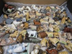 A tray of 80+ Wade items to include Lady and the Tramp items, Tom & Jerry etc