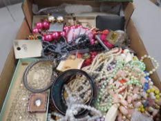 A tray of fashion jewellery items including vintage and new items