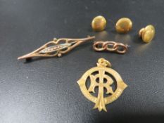 A selection of 9 carat gold jewellery to include brooches approx. overall weight 7.8g