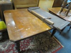 A large Edwardian mahogany wind-out dining table raised on fluted supports with two leaves - Handle