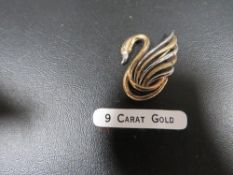 A small hallmarked 9 carat gold brooch in the form of a swan approx. weight 2.1g