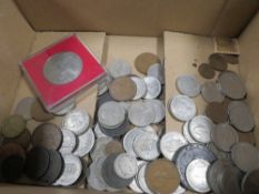 A tray of vintage coinage etc