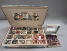 A tray of costume jewellery