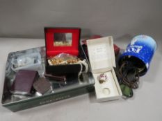 A tray of assorted costume jewellery