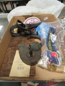 A small tray of collectables to include enamel railway arm bands / plaques, penknives, enamel