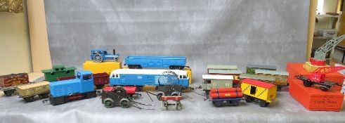 MIXED O GAUGE JOB LOT, to include boxed Hornby crane truck No. 50, boxed Hornby platform crane,
