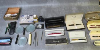 A TRAY CONTAINING A COLLECTION OF PENS, to include some fountain pens, four boxed Schaeffer pens /