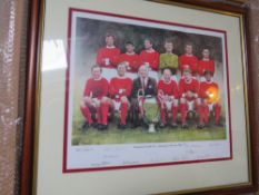 A FRAMED LIMITED EDITION 214 OF 1968 PRINT OF MANCHESTER UNITEDS 1968 EUROPEAN CUP WINNING TEAM,