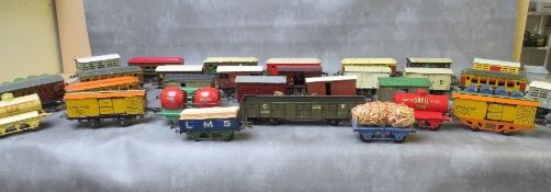 THIRTY TWO UNBOXED O GAUGE PIECES OF ROLLING STOCK, to include carriages, tankers, barrel wagons,