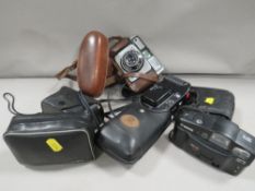 A tray of assorted vintage cameras