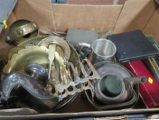 A tray of assorted metal ware