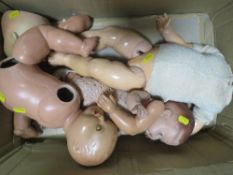 A tray of assorted vintage dolls A/F