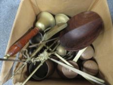 A small tray of assorted metal ware to include a vintage school bell