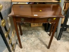 A small antique mahogany serpentine fronted side table with single drawer W 76 cm