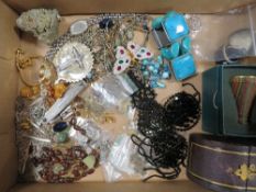 A small tray of assorted costume jewellery etc, to include a piece of fool's gold etc.