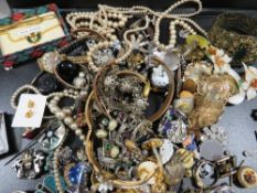 A collection of vintage jewellery