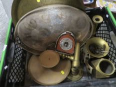 A tray of assorted metal ware
