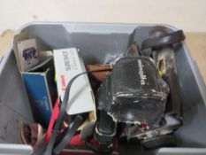 A tray of assorted vintage cameras A/F