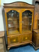 A quality Edwardian inlaid glazed bookcase raised on cabriole legs W 115 cm