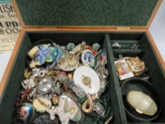 A box of vintage costume jewellery to rings, brooches etc