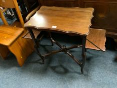 An Edwardian mahogany drop flap occasional table