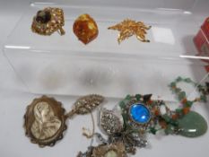 A quantity of vintage costume jewellery