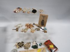 A tray of assorted vintage brooches, costume jewellery etc